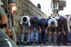 اندیشه ناب - فلسطین و نمازگزاران